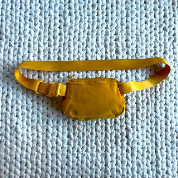 Lululemon Everywhere Belt Bag - Picture 5 of 9